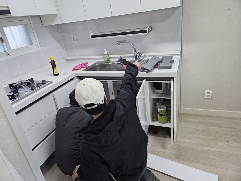 주방 수전 설비 시공 작업